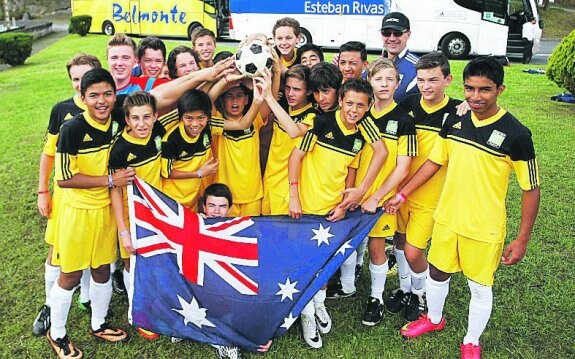 Los australianos muestran orgullosos la bandera de su país. 