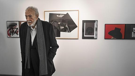 Néstor Basterretxea junto a sus obras expuestas en la sala Menchu Gal. 