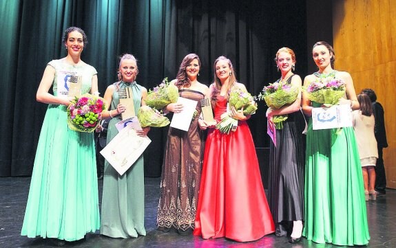 Las premiadas en el concurso de canto recibieron sus trofeos en el Centro Cultural Amaia. 