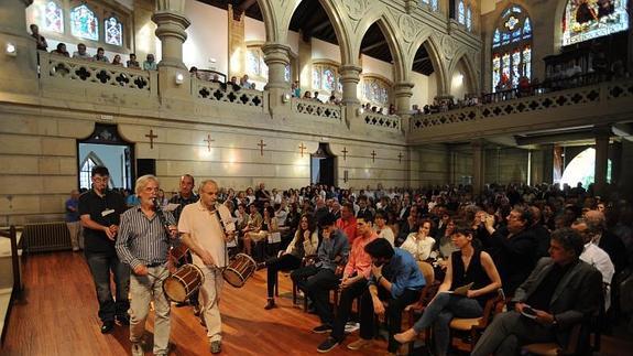 Homenaje al escultor Nestor Basterretxea