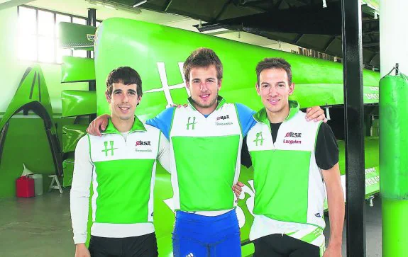 Iñigo Sagarzazu, Beñat Egiazu y Ugutz Bilbao, nuevos miembros de la trainera 'Ama Guadalupekoa'.