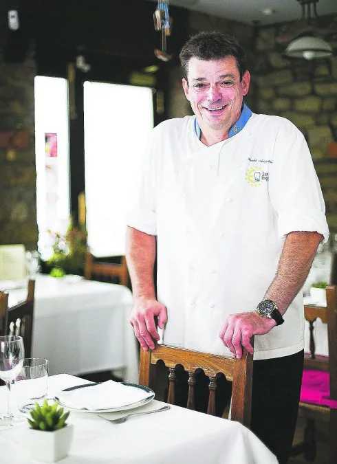 Iñaki, con su chaqueta de 'Eurotoques', posa en el 'Uralde' hondarribiarra.