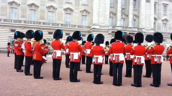 La Guardia de la Reina de Inglaterra toca el tema de 'Juego de Tronos'
