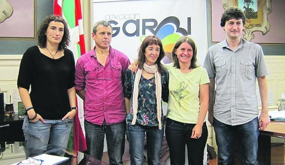 La alcaldesa, el diputado, la presidenta de la  Mancomunidad, junto a los tenientes de alcalde, en la rueda de prensa de ayer sobre la puesta en marcha de hoy, del sistema mixto de recogida de residuos. 