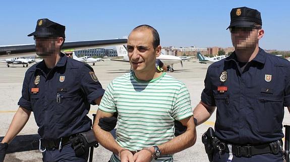 Fotografía cedida por la Policia Nacional del miembro de ETA Ioseba Antton Aranibar Almandoz, que es trasladado desde París por la Policia Nacional