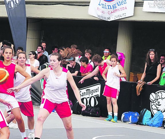 Imagen de la final femenina, con triunfo de las navarras sobre las donostiarras, y Pablo Laso, durante el Clinic en el polideportivo. 