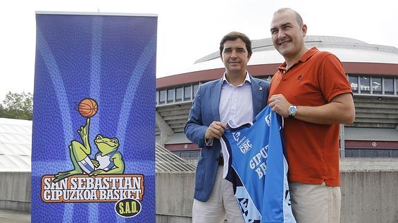 El presidente del GBC Álvaro Bilbao y Jaume Ponsarnau posan con la camieta del club. 