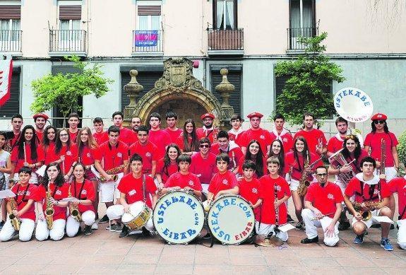 La mayoría de componentes de Ustekabe han estudiado en la Musika Eskola.