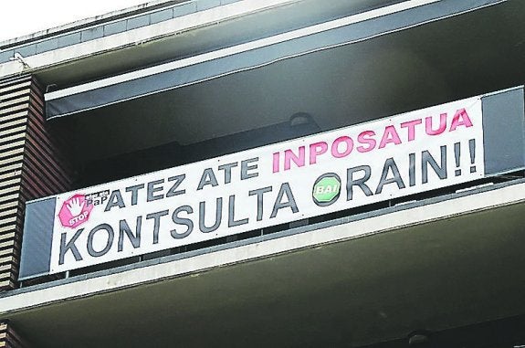 Pancarta. Instalada en Txarapea solicita una consulta popular. 