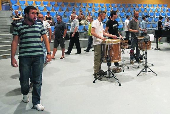 El Coro Easo y el trío Kalakan durante el primer ensayo para el concierto del festival.