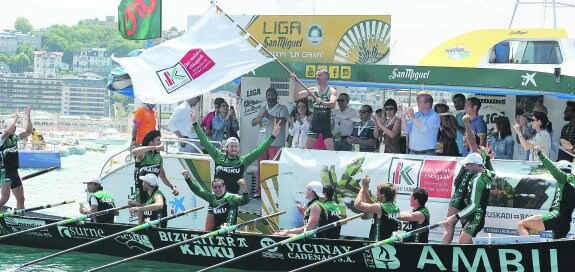 Kaiku celebra su triunfo en la bandera Eusko Label en Donostia. Los de Sestao defienden hoy el título de Euskadi.