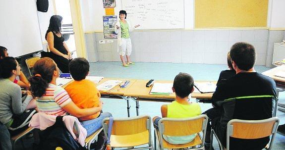 Padres e hijos participan en un barnetegi de verano en Aduna.