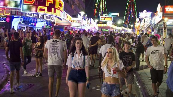 Jóvenes turistas ingleses salen de fiesta por Magaluf