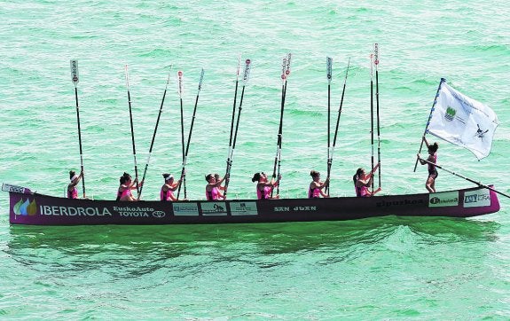 La trainera de San Juan, ya con la bandera, celebra la victoria lograda en aguas de Zarautz. 