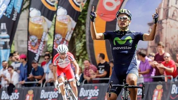 Lobato celebra su victoria en la primera etapa de la Vuelta a Burgos.