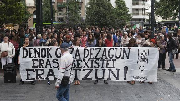 Una concentración rechaza las agresiones sexuales ocurridas en San Sebastián