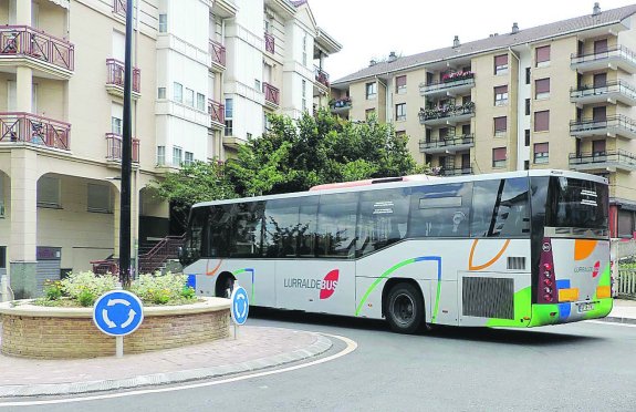 La nueva rotonda obliga a hacer varias maniobras