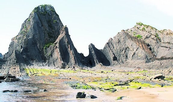 Detalle de la histórica roca de Saturraran.
