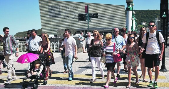 Las principales calles de Donostia siguen estos días llenas de guipuzcoanos y visitantes, que aprovechan el sol y el calor para disfrutar de la cercanía del mar.