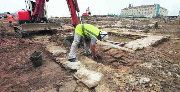 Poco a poco van saliendo los cimientos de un convento del que se habla por primera vez en 1250 y que fue derribado en 1849 tras un incendio.