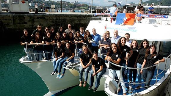 Aitor Etxaburu ha presentado a las jugadoras del Bera Bera este lunes en el catamarán Ciudad de San Sebastián. 