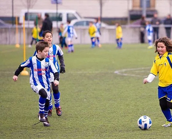 Las chicas del valle de Aiztondo no han tenido la posibilidad hasta ahora de jugar a fútbol cerca de casa. 