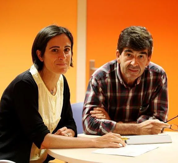Andrea Gabilondo y Álvaro Iruin, en el Centro de Salud Mental de Amara en Donostia.