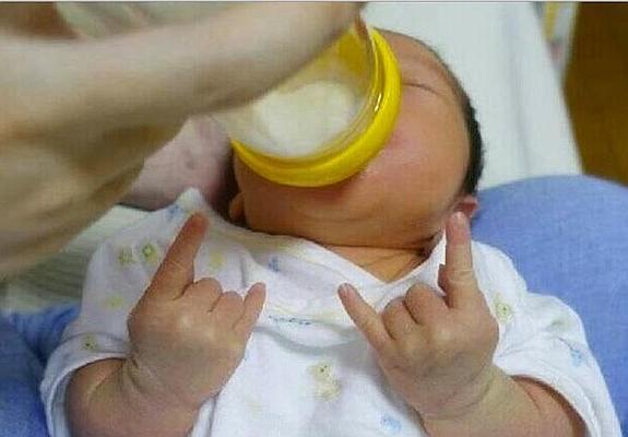 El bebé heavy metal que arrasa en las redes sociales