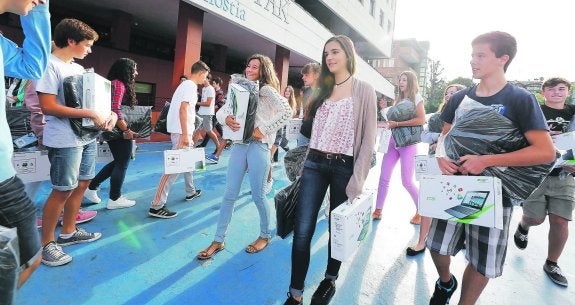 Los libros dejan paso a los portátiles en el colegio San Ignacio de Donostia