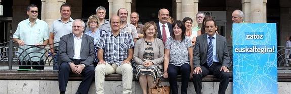Representantes de los euskaltegis y del sector educativo vasco, en la presentación de la campaña que tuvo lugar ayer en Bilbao. 