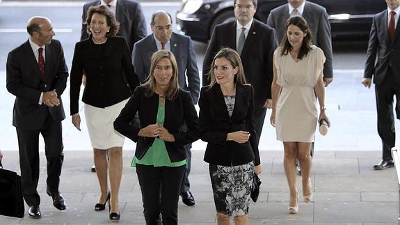 La Reina Letizia ha presidido la entrega de ayudas de la AECC en San Sebastián