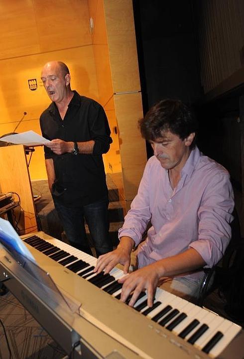 Xabier Lizaso, al piano, y Andoni Egaña interpretan la pieza que abre el espectáculo 'Garai hura gara', de Mozart e Iztueta. 