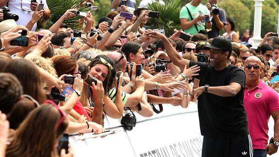 Denzel Washington firmando autógrafos a su llegada a Donostia. 