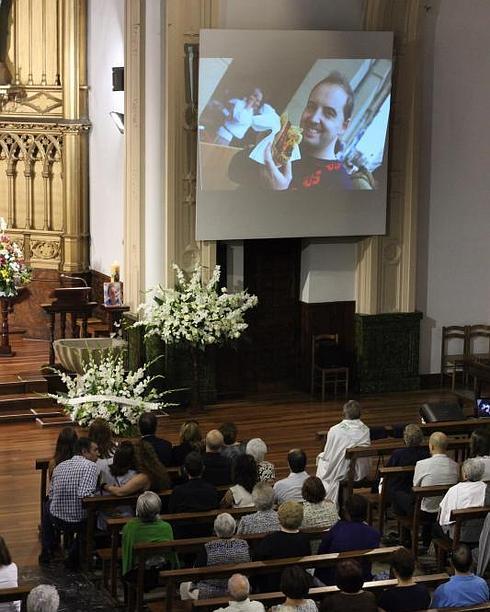 Durante el funeral se proyectó un vídeo con imágenes de Raúl.