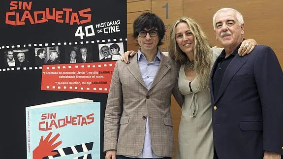 El autor del libro 'Sin Claquetas. 40 Historias de Cine', Javier Vasallo, su co autora, Eva Losada, y el presentador Luis Piedrahita 