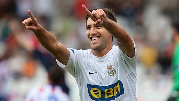 Juan Domínguez celebra el 2-0 ante el Atlético. 