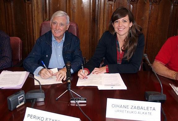 Firma de colaboración. Momento en que Oihane Zabaleta y Periko Etxeburua firman el convenio. 