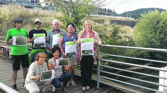 La concejala Lore Martínez Axpe con otros responsables de la organización de los actos. 