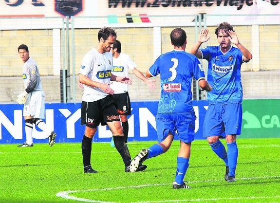 Los jugadores del Real Unión se lamentan tras encajar el gol del empate. 