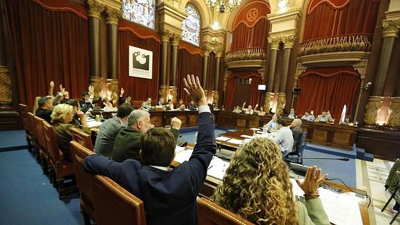 Los concejales votan durante el pleno de San Sebastián