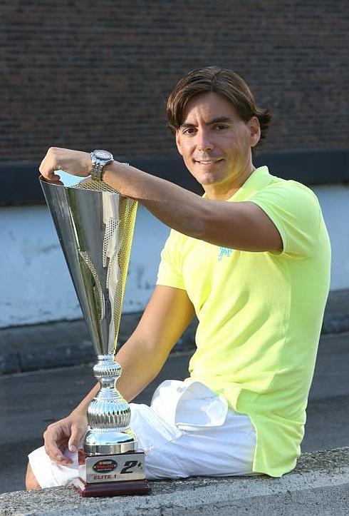Ander Vilariño, con el trofeo de subcampeón de la NASCAR europea en las instalaciones de DV.