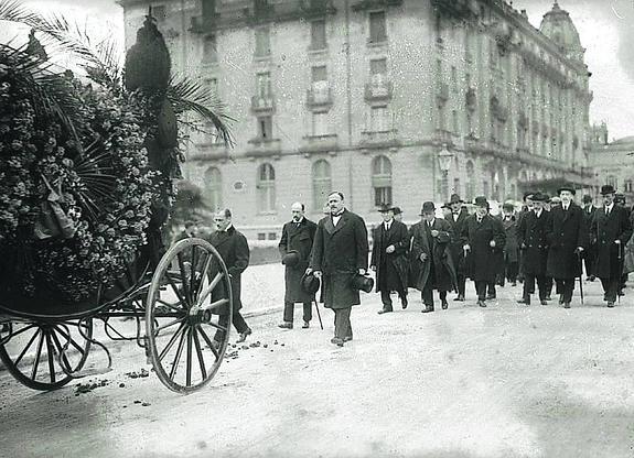 Un cortejo fúnebre, el del alcalde Mariano Zuaznabar en 1920. 