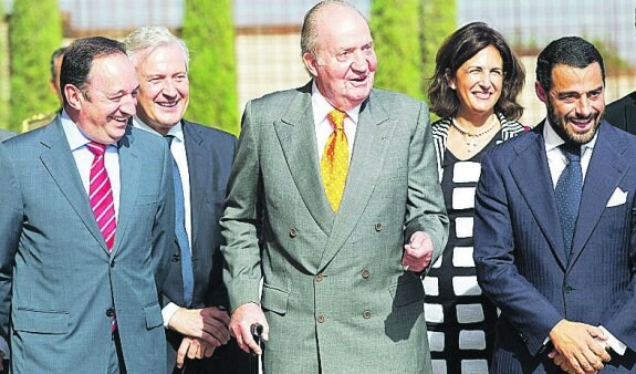 Don Juan Carlos llega a las Bodegas Marqués de Murrieta. 