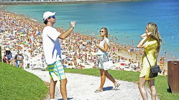 Turistas en el Palacio de Miramar de Donostia