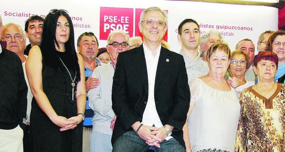 Candidato. Rodríguez ayer, arropado por militantes y simpatizantes. 