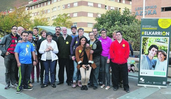 Campaña. Miembros de Atzegi en la plaza, tras la presentación de la campaña. 