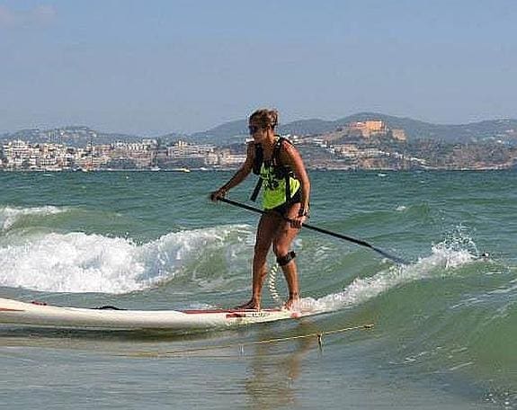 La donostiarra Ane Zulaika, una campeona de stand up paddle o surf de remo, un deporte acuático con una afición que crece día a día.