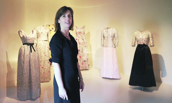 La nueva directora del Museo Cristóbal Balenciaga, Miren Vives, ante algunas de las piezas del modisto.
