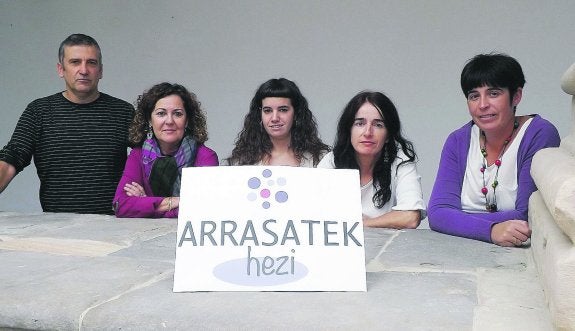 Proyecto. Reprentantes del Ayuntamiento, de Txatxilipurdi, y de Bagara, en la presentación de la iniciativa 'Arrasatek Hezi'.