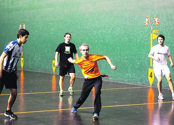 I Torneo popular. Oruesagasti-Urrate y Fernández anaiak en un partido del anterior campeonato.